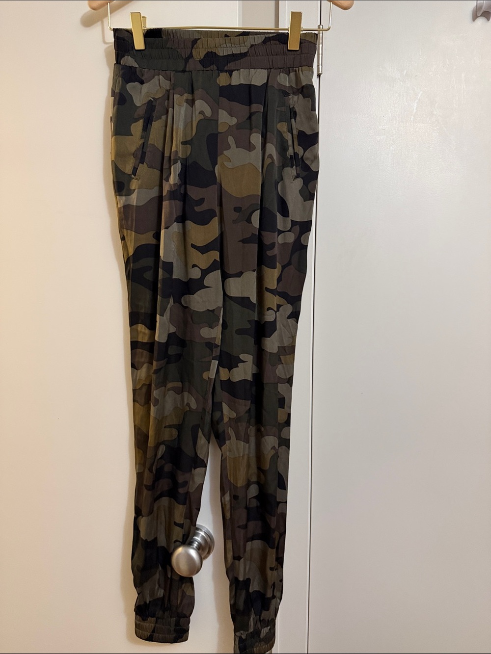 Intermix Women's Jogger Silk Stretch Camo Green Pocket Pants joggers Size:P